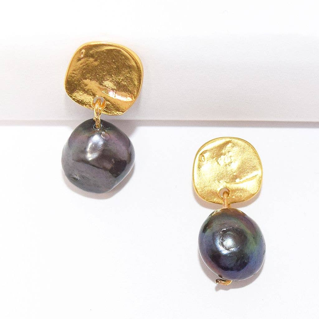 Coin stud with peacock black pearl drop