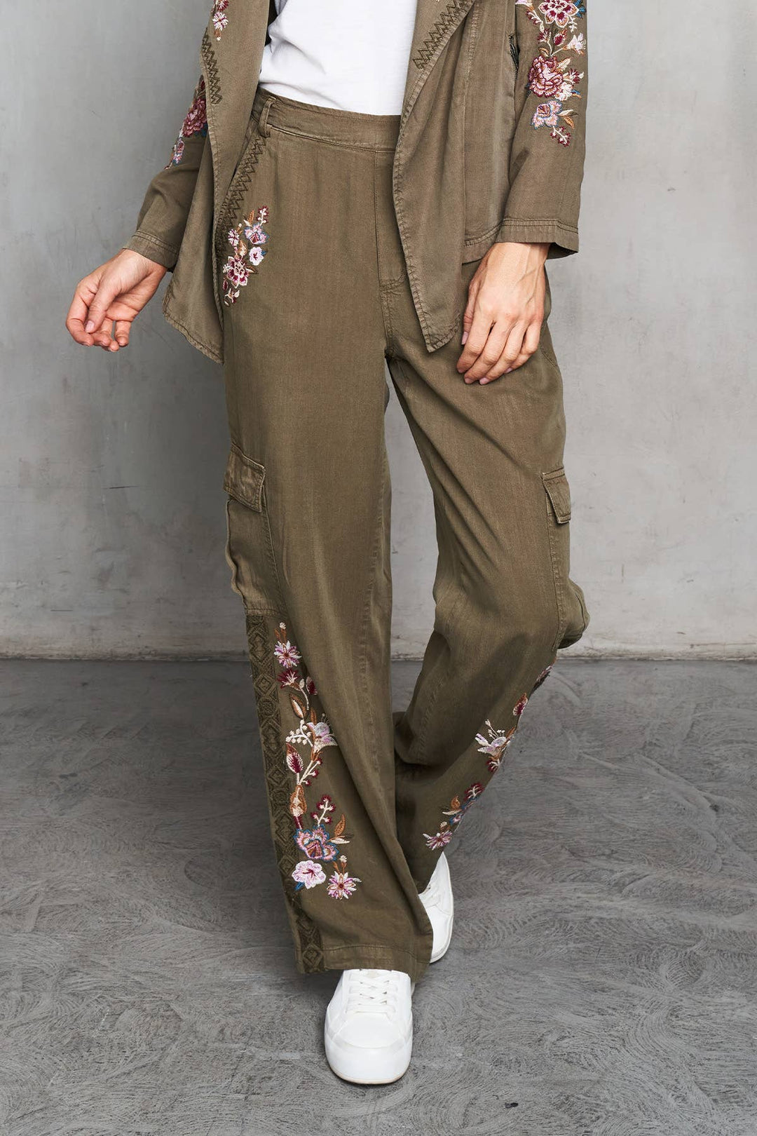 5522 Embr Cargo Pant: Black / M