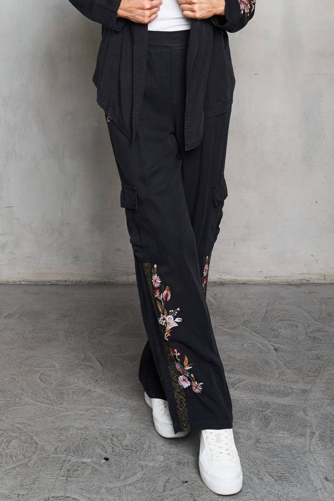 5522 Embr Cargo Pant: Black / M