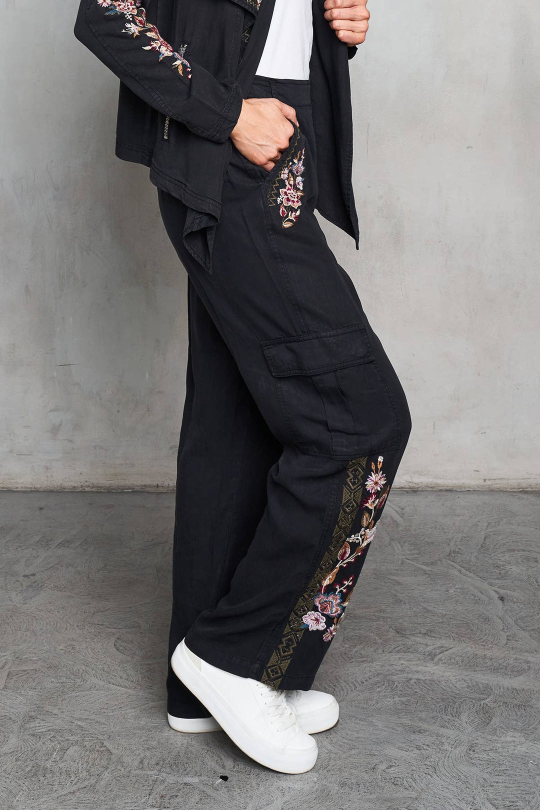 5522 Embr Cargo Pant: Black / M