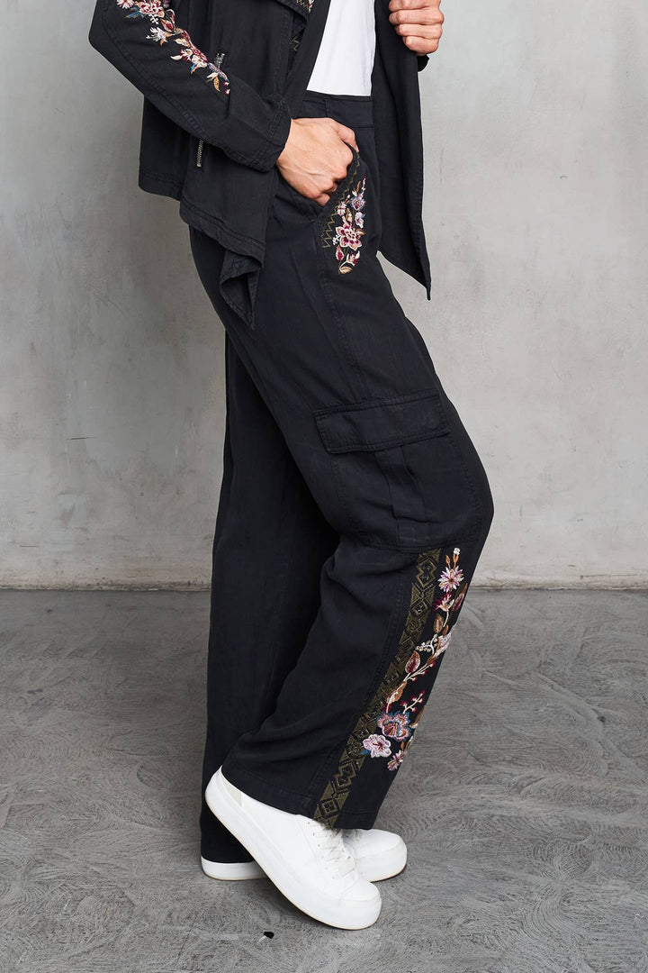 5522 Embr Cargo Pant: Black / M