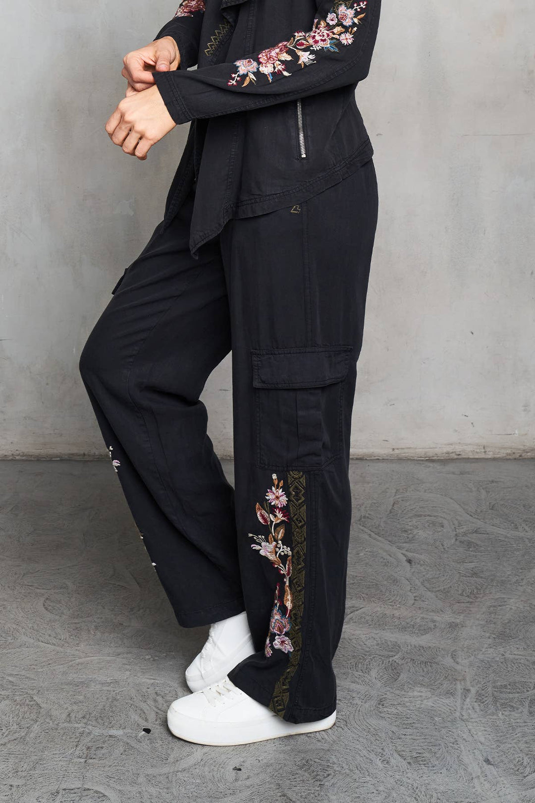 5522 Embr Cargo Pant: Black / M