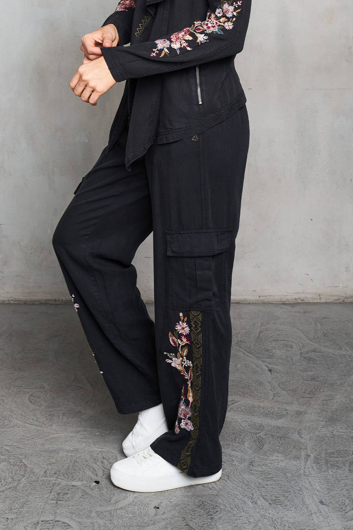 5522 Embr Cargo Pant: Black / M