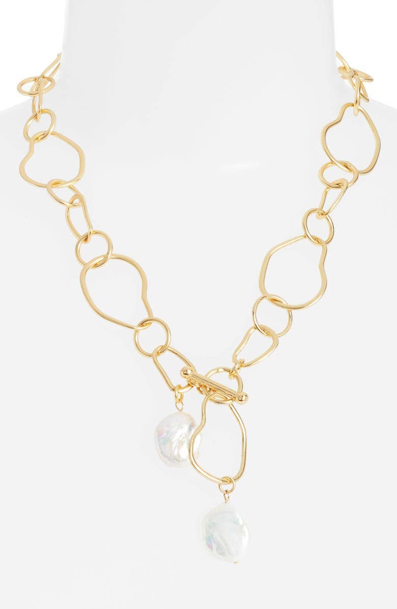 Organic link pendant necklace with large flat pearl accent
