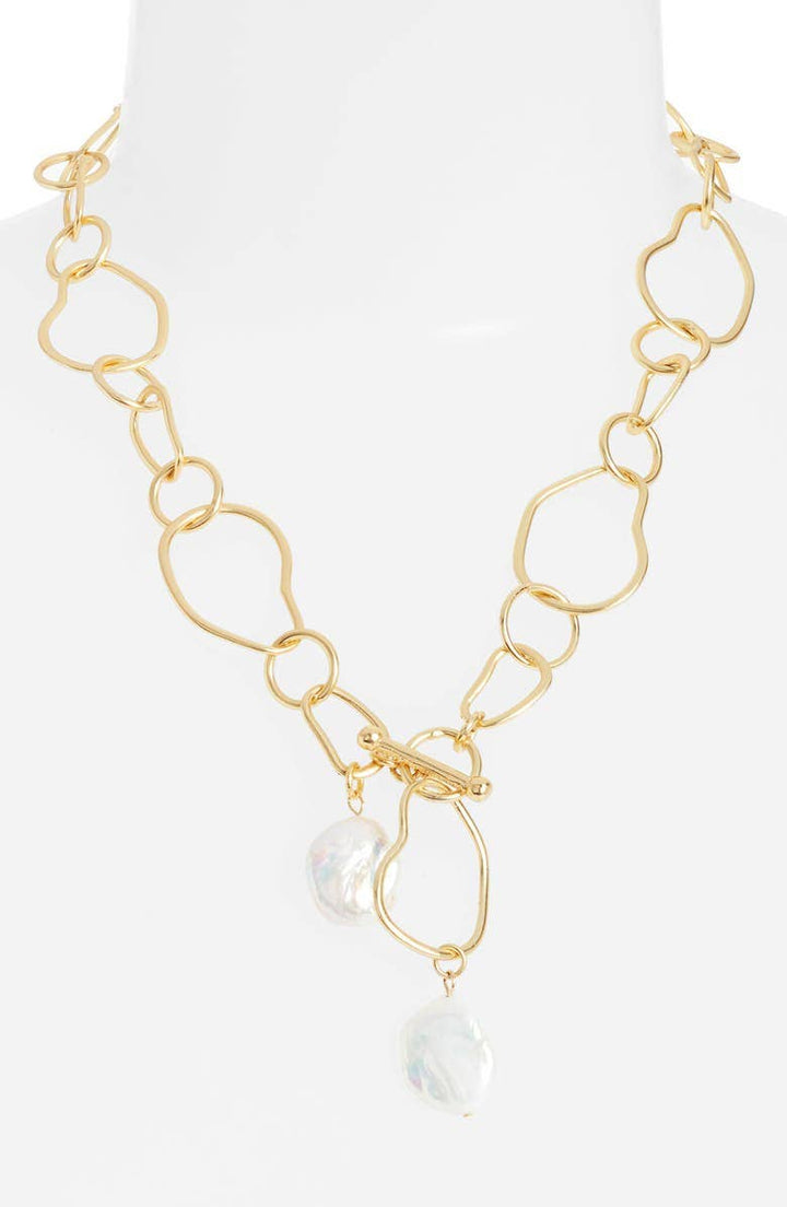 Organic link pendant necklace with large flat pearl accent