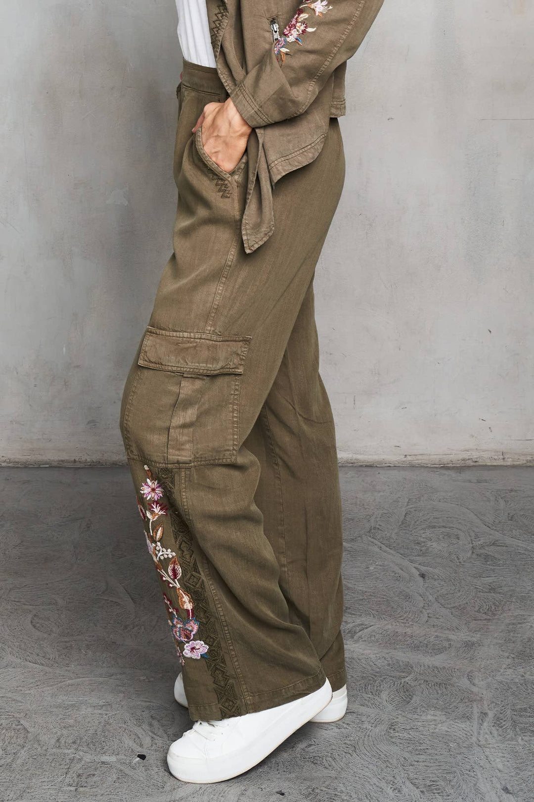 5522 Embr Cargo Pant: Black / M