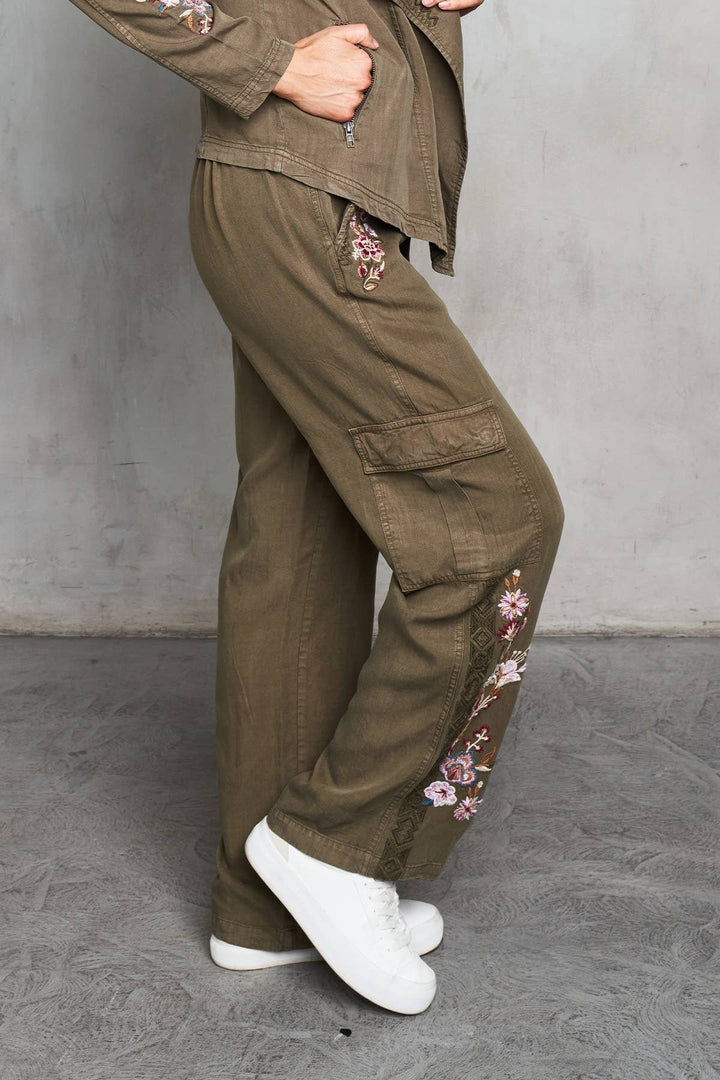 5522 Embr Cargo Pant: Black / M