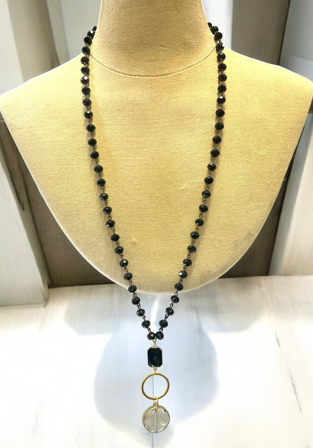 Black Crystal Neck / Gold Pendant